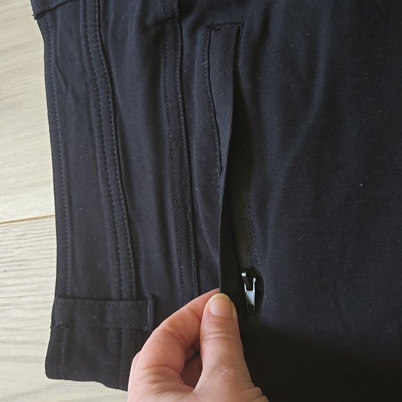 Gerry Weber Black Cargo Shorts with Modern Design - Picture 4 of 4